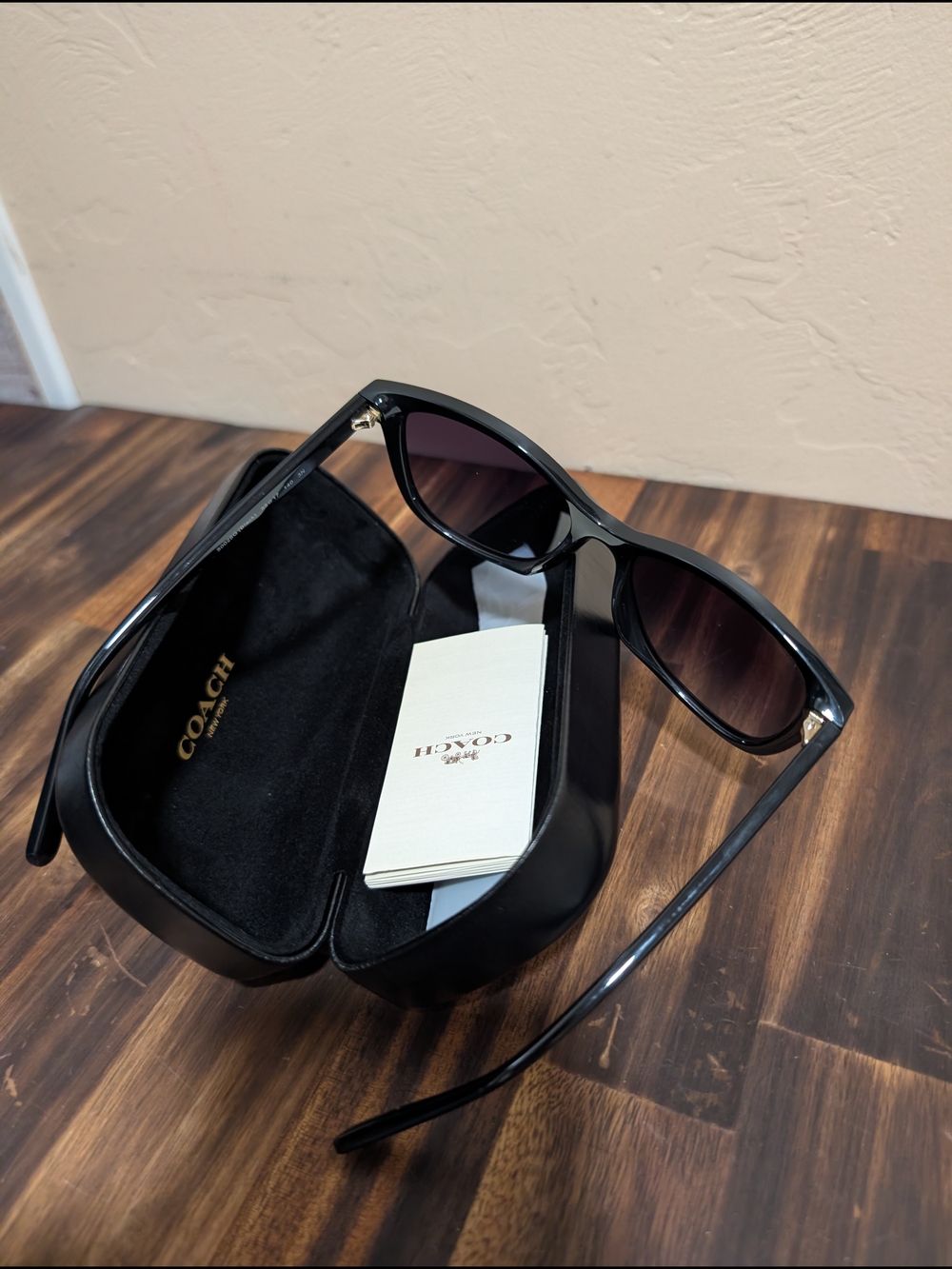 New Womans Coach Black Frame Sunglasses HC 8369U W/Leather Case - Picture 4 of 16